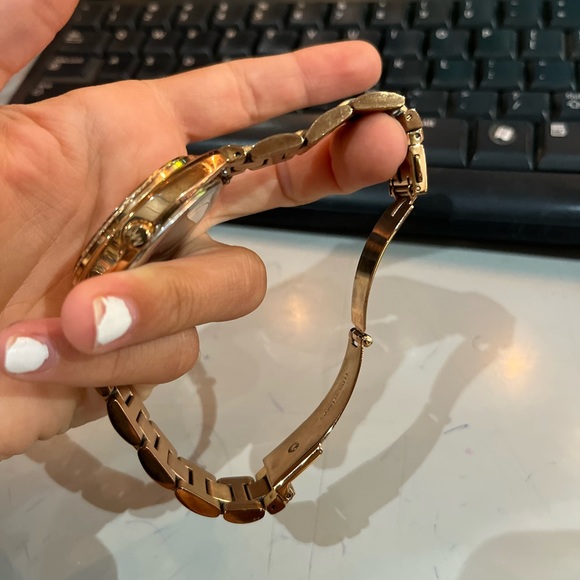 Micheal Kors rose gold watch✨😍 - Picture 4 of 9